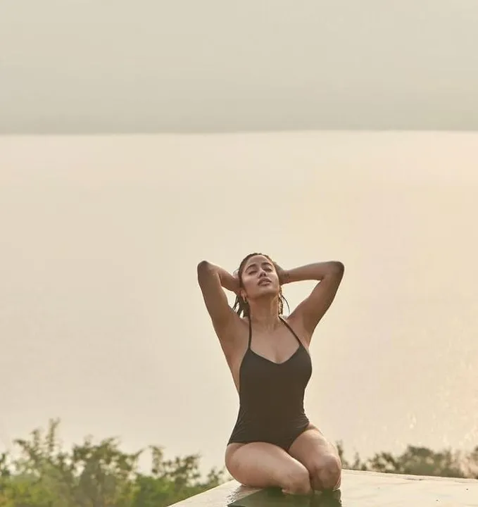 সূর্যাস্ত উপভোগ করছে জাহ্নবী