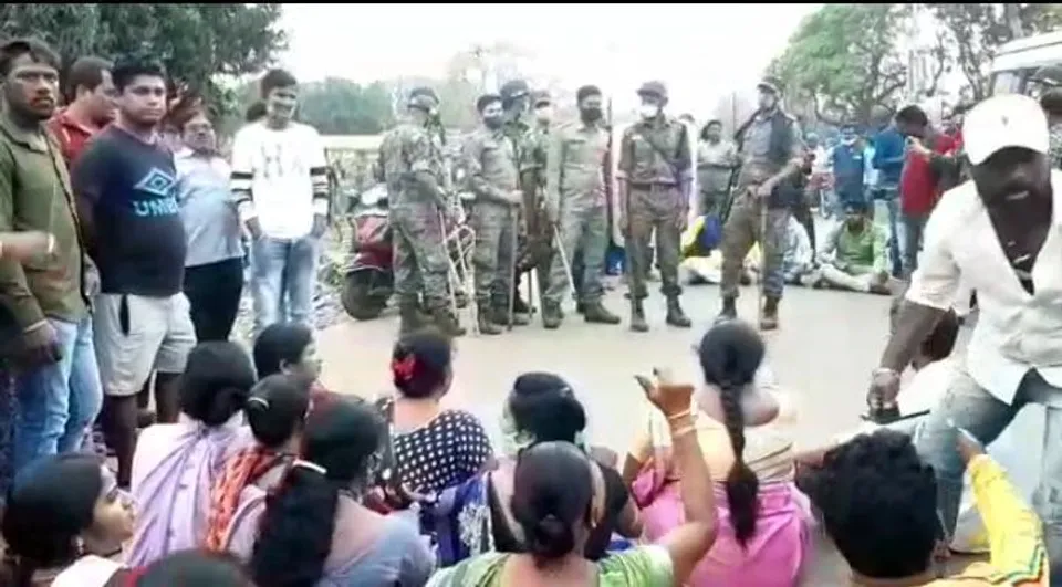 রাস্তায় বসে দুই দলের প্রতিবাদ খড়গপুরে