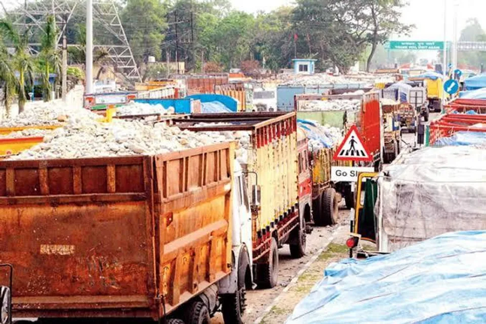 আলিপুরদুয়ারে ভুটানের গাড়ি দিয়ে অবাধে চলছে বালি-পাথরের ব্যবসা