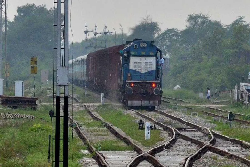 পূর্ব রেলের খড়গপুর ও কাটোয়া ডিভিশনে চলছে ওভারব্রিজের কাজ, কতটা প্রভাবিত পরিষেবা?