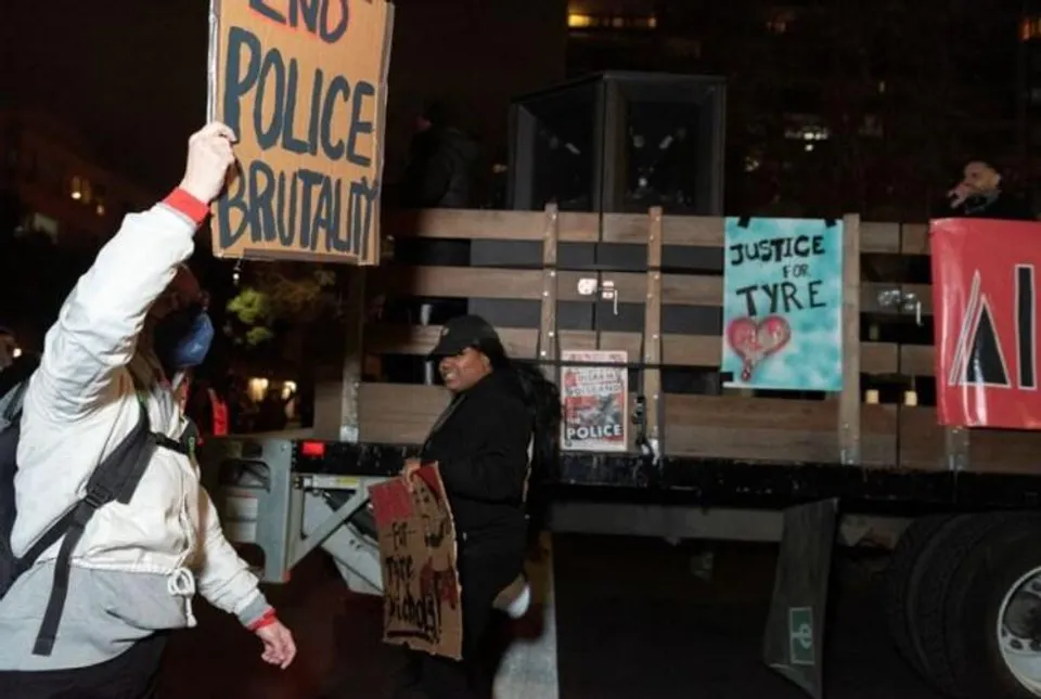 টায়ার নিকোলসকে পুলিশের মারধরের প্রতিক্রিয়ায় মেমফিস দুজন জরুরি মেডিকেল টেকনিশিয়ানকে বরখাস্ত করেছে