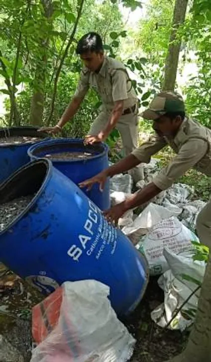 ৫০ লিটার অবৈধ চোলাই মদ এবং ৪ হাজার লিটার মদ তৈরির উপকরণ নষ্ট করল সাঁকরাইল থানার পুলিশ