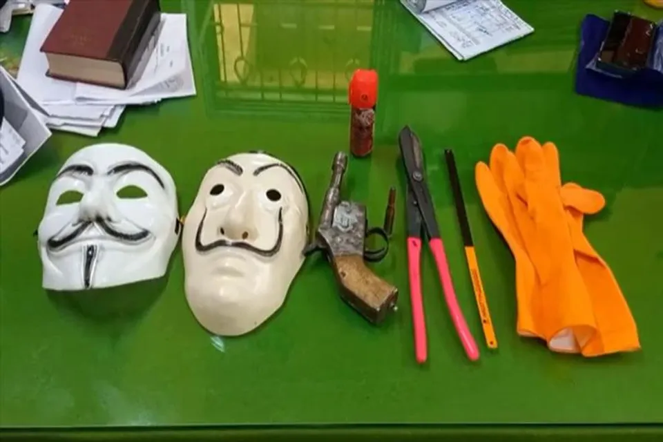 অস্ত্রসহ ৪ জনকে গ্রেফতার করল পুলিশ