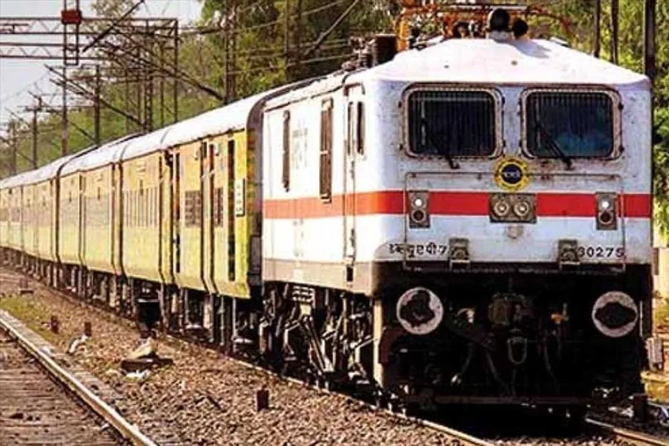 টিটিইর ধাক্কায় ট্রেনের নীচে পড়ে পা হারালেন সেনা সদস্য