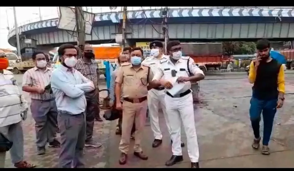 বিটি রোডে বিজেপি কর্মীদের বাধা পুলিশের