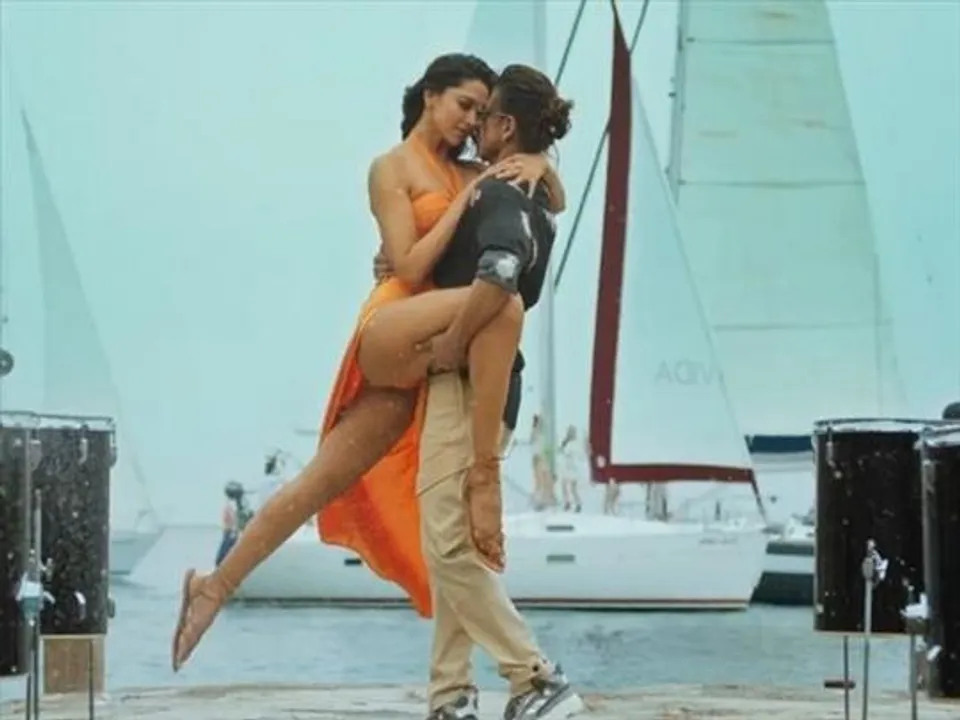 সিনেমা থেকে বাদ দেওয়া হবে না দীপিকার  জাফরান বিকিনির  সিন