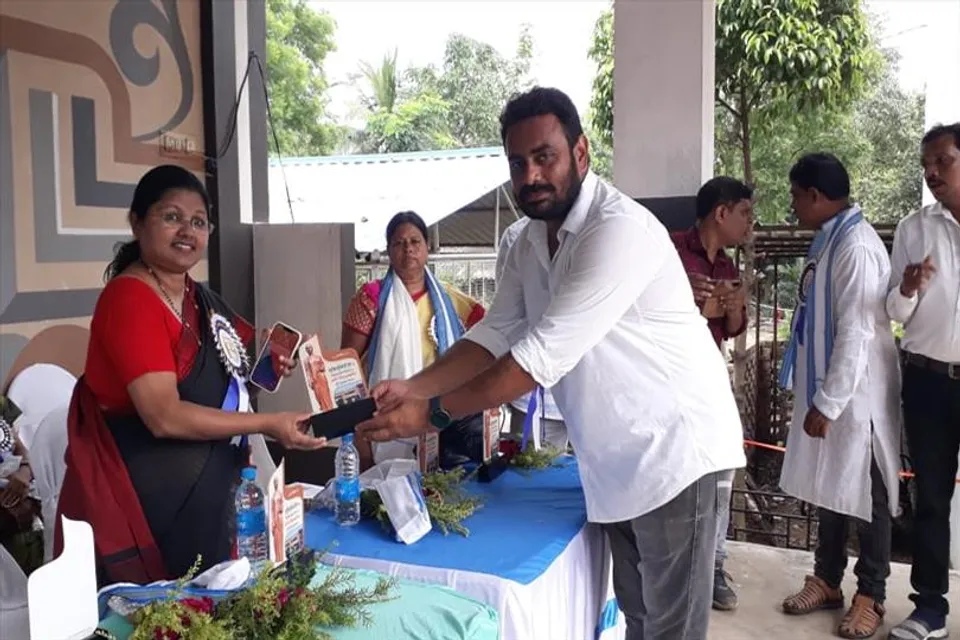 কুতুরিয়া জুনিয়র হাইস্কুলে রানী শিরোমনির মূর্তি উন্মোচন করলেন জেলাশাসক