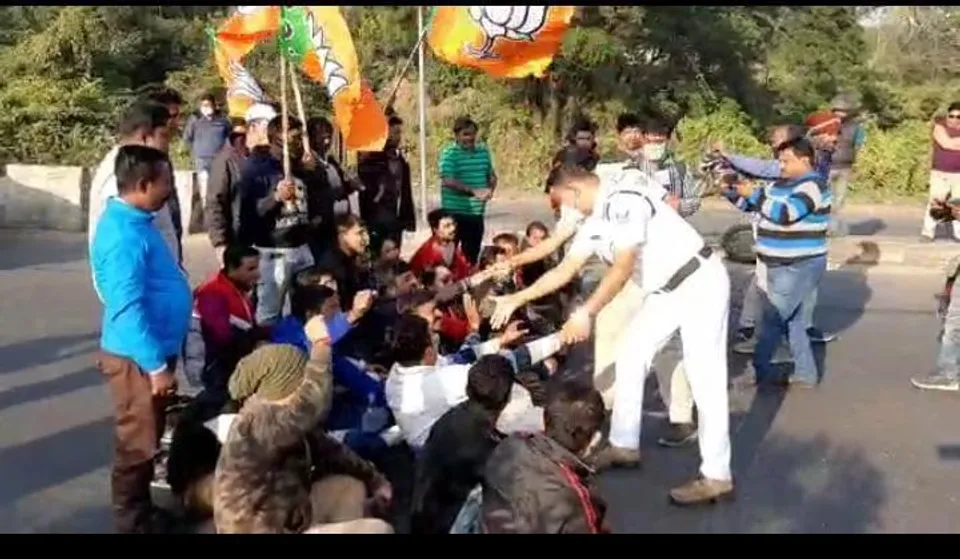 ২ নম্বর জাতীয় সড়ক অবরোধ! টায়ার জ্বালিয়ে বিক্ষোভ বিজেপির