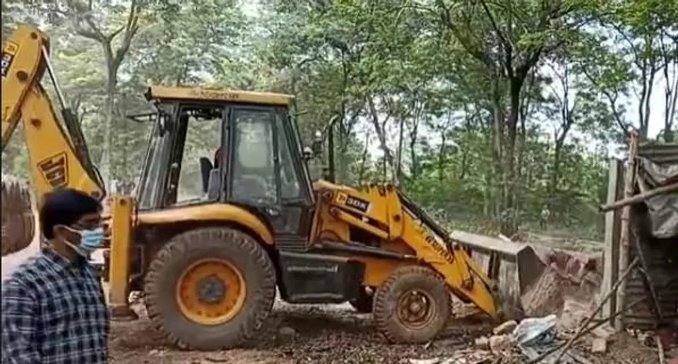 অবৈধভাবে গজিয়ে ওঠা হোটেল উচ্ছেদ করলো দুর্গাপুর মহকুমা প্রশাসন