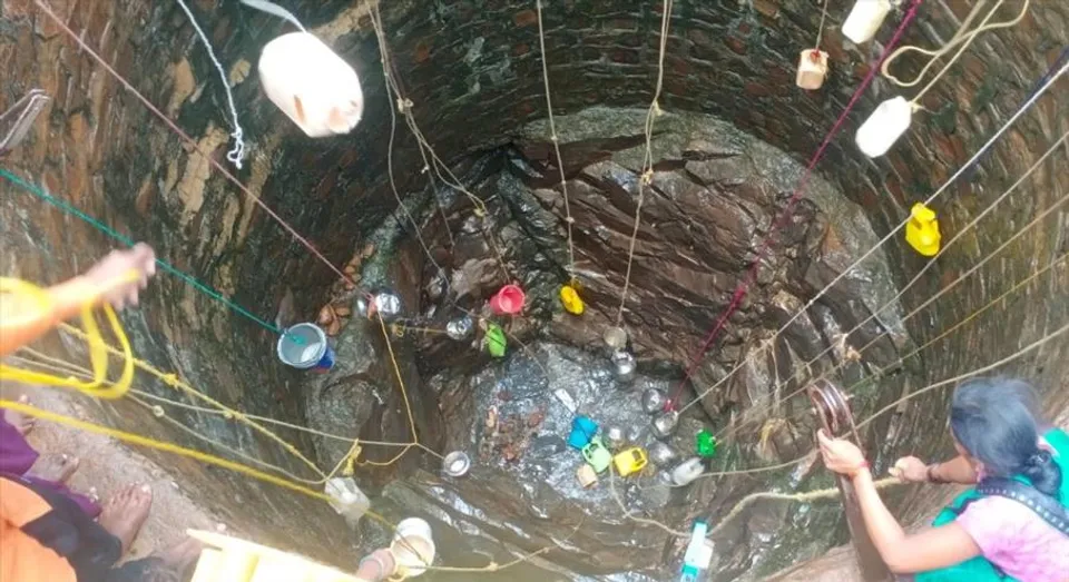 ১ বালতি পানীয় জলের জন্য জীবন বিপন্ন করছে মহারাষ্ট্রের খাদিয়াল গ্রামের মানুষ
