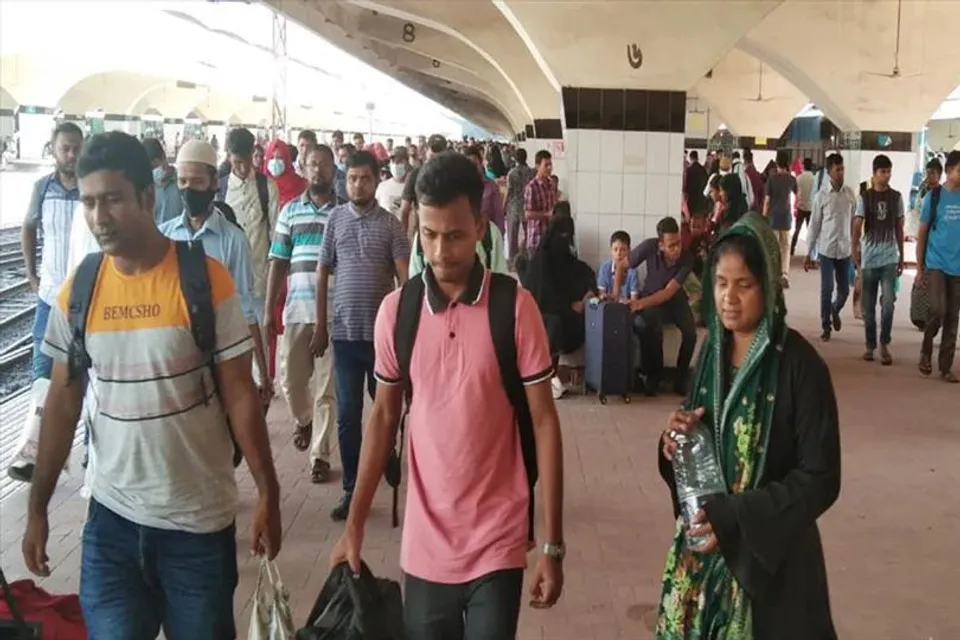 ঈদ  শেষে ঘরে ফিরছেন মানুষ