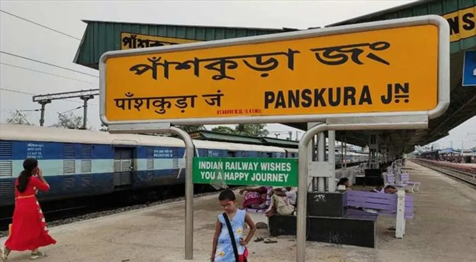 পাঁশকুড়া যাওয়ার পথে বিকট শব্দে থামল ট্রেন, আতঙ্কিত যাত্রীরা