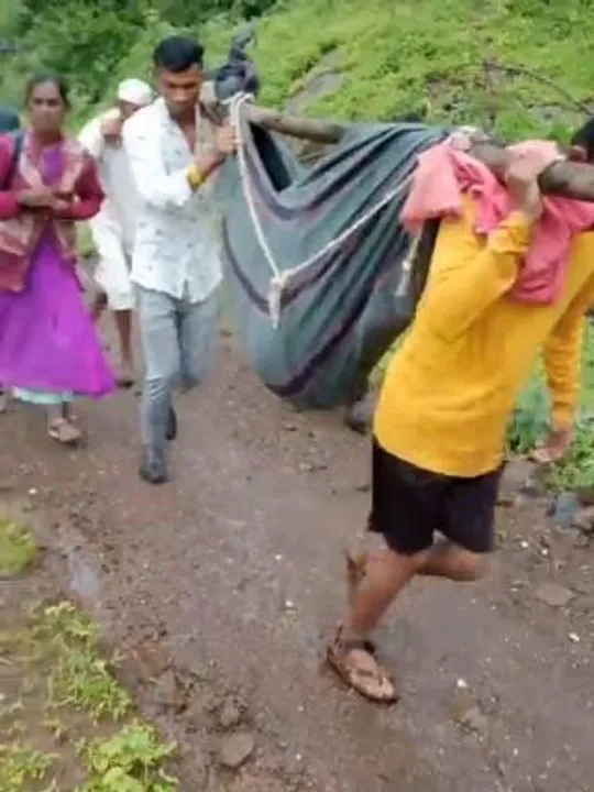 রাস্তা নেই, লাঠিতে কম্বল জড়িয়ে গর্ভবতী মহিলাকে ঝুলিয়ে নিয়ে যাওয়া হল হাসপাতালে