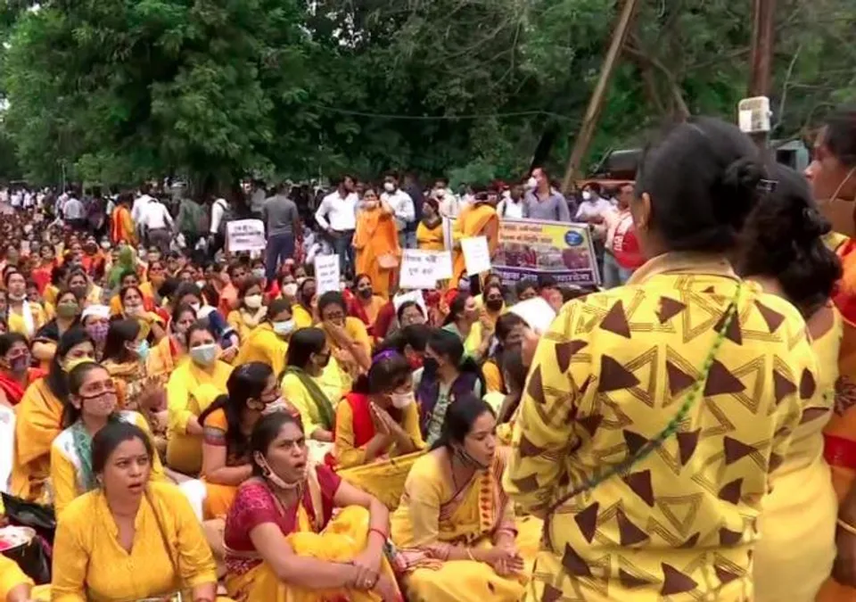 হাতে রাখির থালা নিয়ে ধর্নায় বসলেন নিয়োগ প্রাপ্ত সরকারী শিক্ষকরা