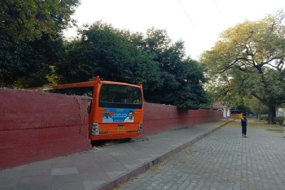 ভয়াবহ সড়ক দুর্ঘটনা দিল্লিতে, প্রাচীর ভেঙ্গে গোরস্থানে প্রবেশ বাসের