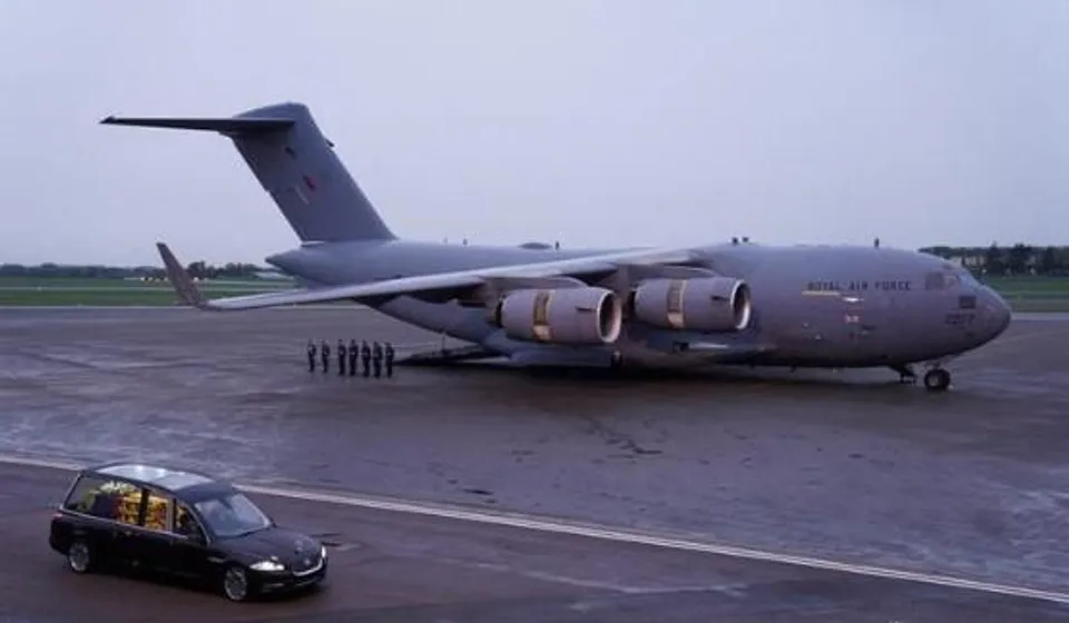 এডিনবার্গ থেকে প্রয়াত রানির শেষ ফ্লাইট লন্ডন পর্যন্ত ট্র্যাক করল ৫০ লক্ষেরও বেশি মানুষ