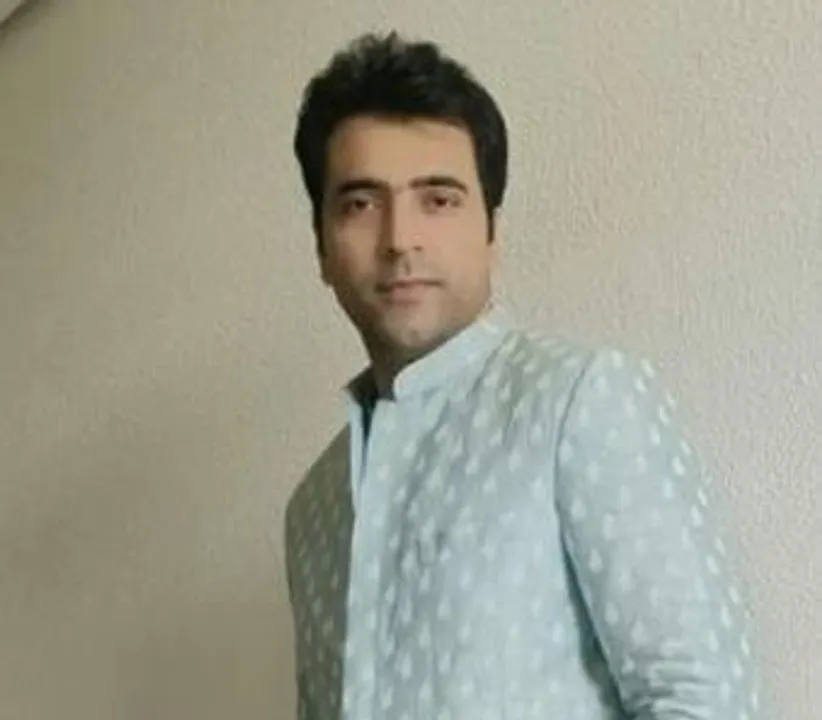 অষ্টমীর লুকে ভক্তদের হার্টবিট বাড়ালেন আবির চট্টোপাধ্যায়