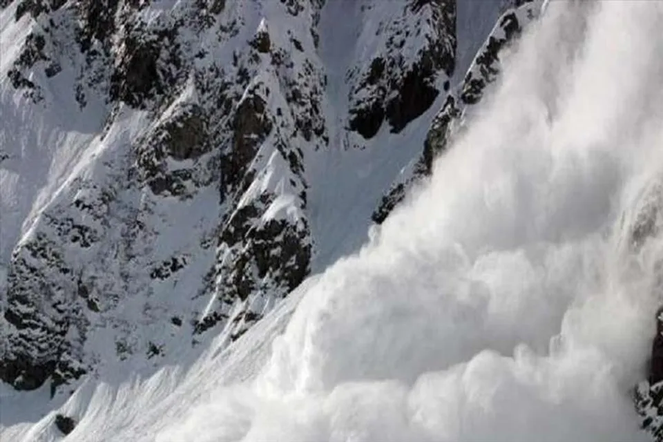 তুষার ধসে আটকে পড়েছেন ২৮ জন পর্বতারোহী