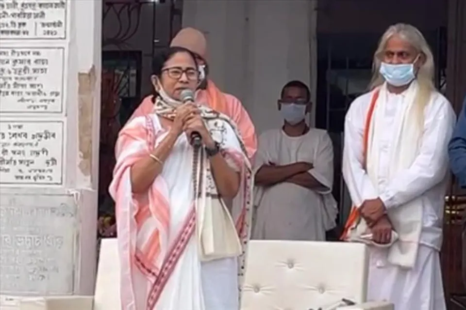 কপিল মুনির আশ্রমে পুজো দিয়ে কেন্দ্রকে আক্রমণ মমতার