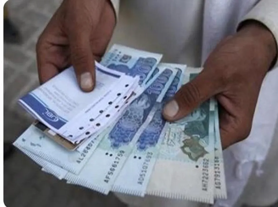 মার্কিন ডলারের বিপরীতে পাকিস্তানি রুপি ২৩০-এ নেমে এসেছে