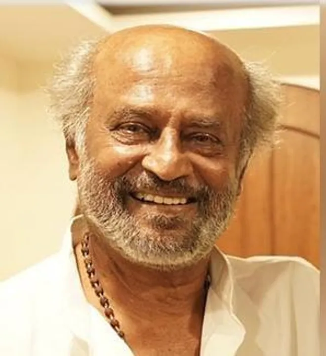 বাসভবনের বাইরে ভক্তদের দীপাবলির শুভেচ্ছা জানালেন রজনীকান্ত