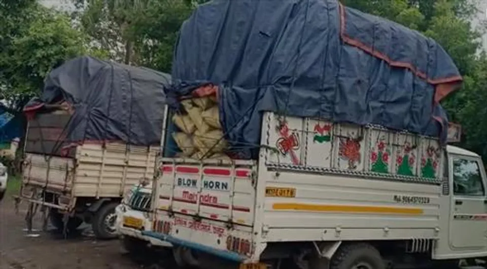 কয়লা পাচার রুখতে দুটি কয়লা বোঝাই লরি আটক করল পুলিশ