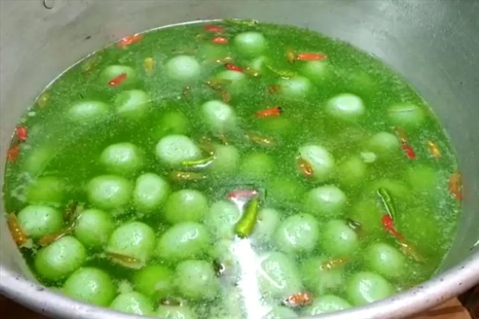 জামাইষষ্ঠীতে নজর কাড়ছে রং বেরংয়ের মিষ্টি