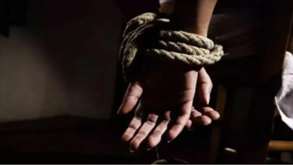 গরম তেল ঢেলে দত্তক শিশুকন্যার গোপনাঙ্গ পোড়াল গৃহবধূ