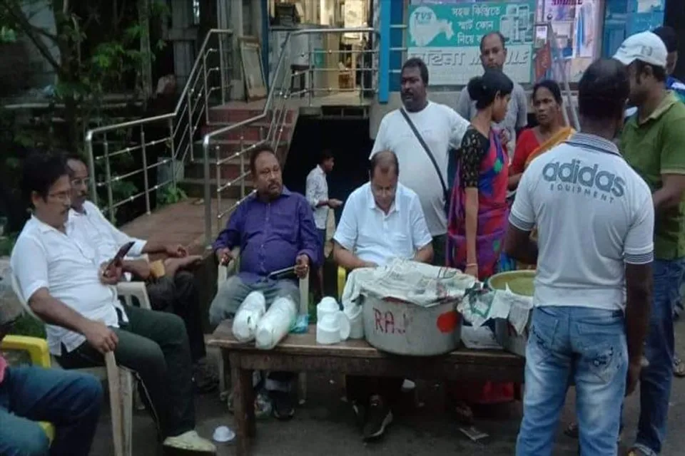 বিশ্বকর্মা পুজো উপলক্ষ্যে পথ চলতি মানুষকে খিচুড়ি বিতরণ