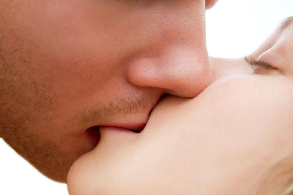 চুম্বনকে এইভাবে মজাদার করে তুলুন