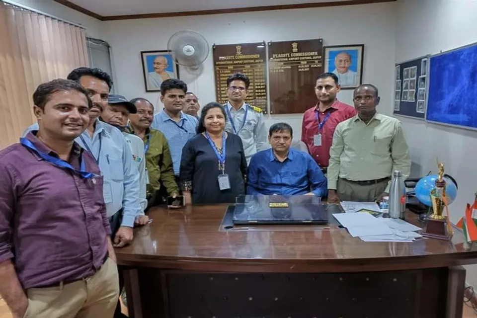 বিমানবন্দর থেকে উদ্ধার হল ১০০০ গ্রাম বিশুদ্ধ সেনা