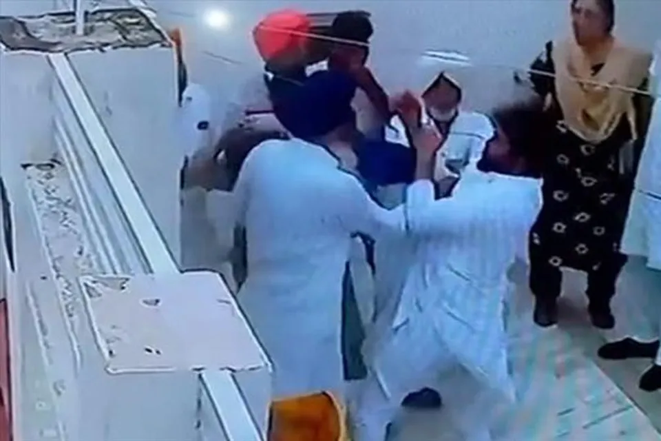 প্রকাশ্যে আপ বিধায়ককে চড় স্বামীর, ভিডিও ভাইরাল