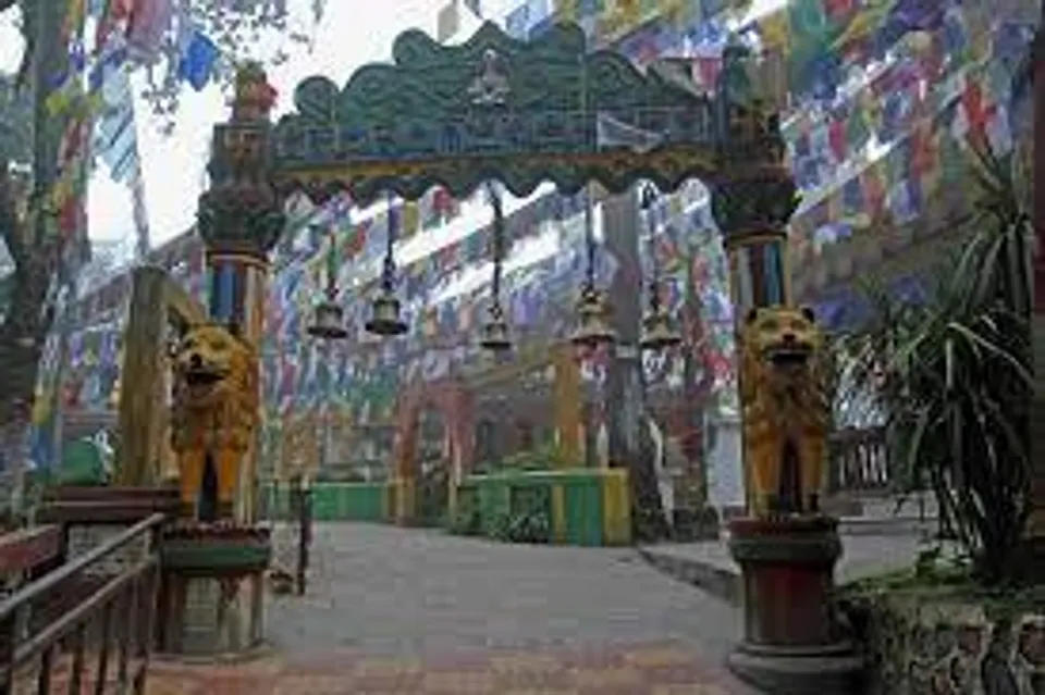 পাহাড়ের দরজায়