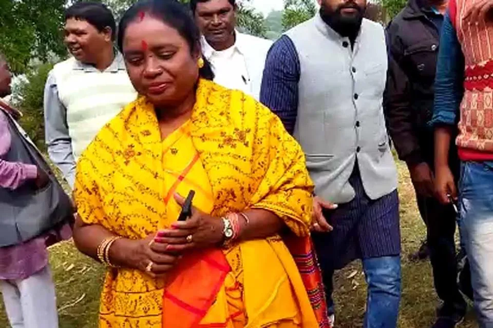 জঙ্গলমহলে পর্যটনকেন্দ্র পরিদর্শনে সন্ধ্যারানী টুডু