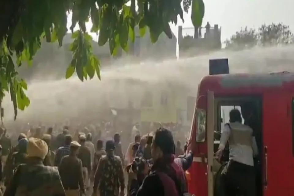 বিক্ষোভকারী সরকারি কর্মচারীদের ওপর চালানো হল জল কামান- দেখুন ভিডিও