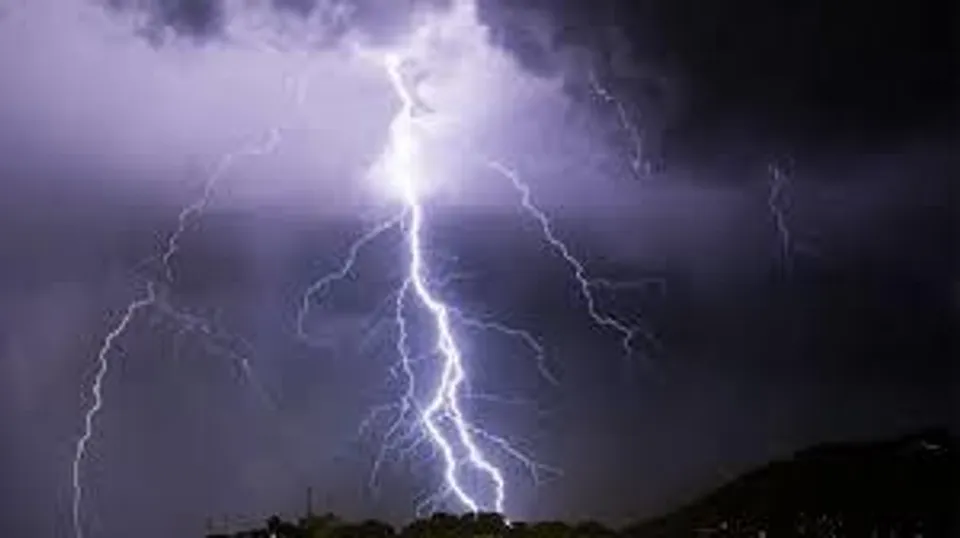 বাজ পড়ে মৃত দুই