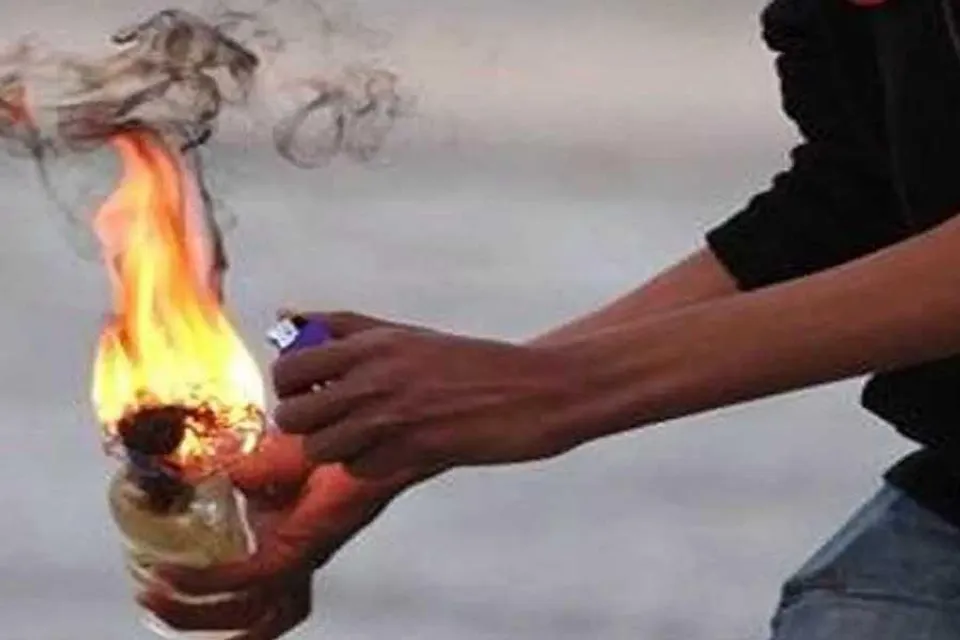 সস্ত্রীক পুরোহিতকে লক্ষ্য করে ছোঁড়া হল পেট্রোল বোমা