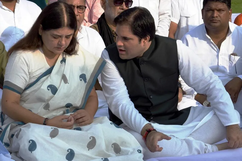 বিজেপিতে বড় ধাক্কা খেলেন বরুণ-মানেকা গান্ধী