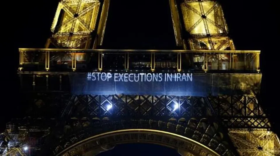 প্যারিসের আইফেল টাওয়ার ইরানিদের প্রতি সংহতি জানিয়ে স্লোগানে আলোকিত