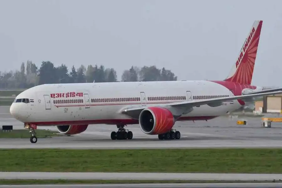 উড়ানের কিছুক্ষনের মধ্যেই মুম্বাই বিমানবন্দরে অবতরণ করল বিমান