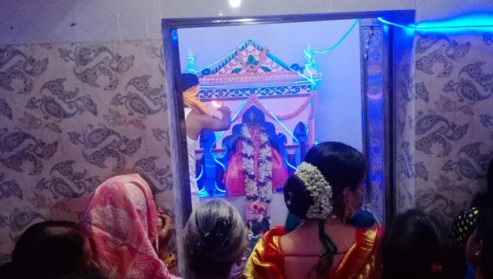 কড়া পুলিশি পাহারায় মন্দিরে এলেন মা লক্ষ্মী