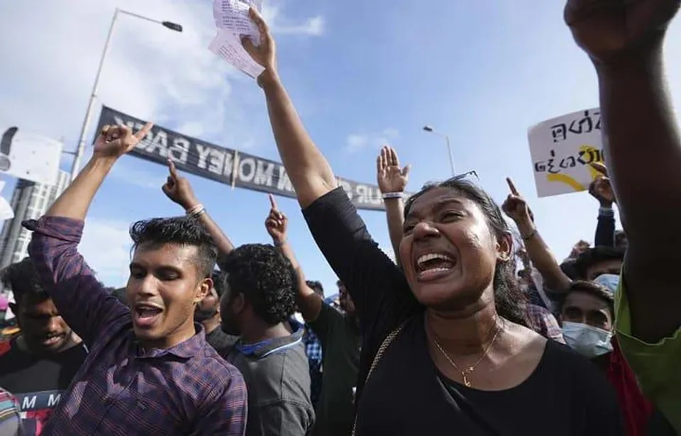 শ্রীলঙ্কা সরকারের পদত্যাগ দাবিতে ধর্মঘটে শ্রমিকরা