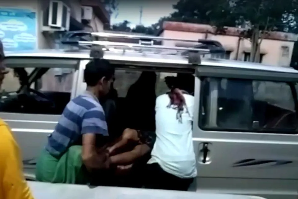 গরু চরাতে গিয়ে বোমার আঘাতে জখম ঝন্টু