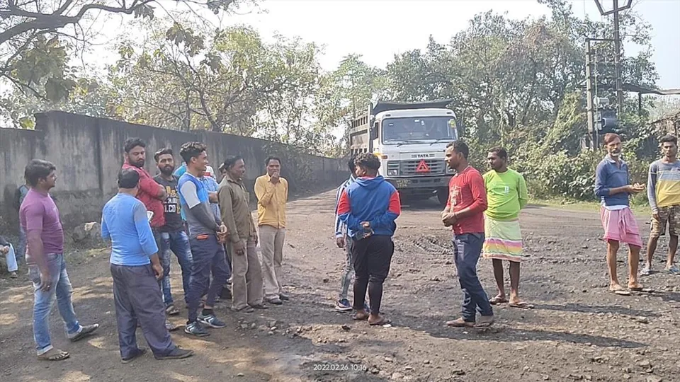 বেহাল রাস্তা সংস্কারের দাবিতে পথ অবরোধ গ্রামবাসীদের