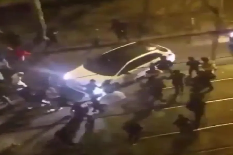 বিশ্বকাপ সংঘর্ষ: গাড়ি দিয়ে চাপা দেওয়া হল কিশোরকে