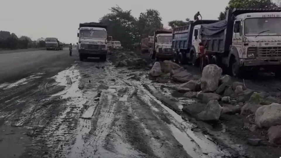 প্ৰশাসনের নোটিশকে বুড়ো আঙুল দেখিয়ে রাস্তার উপরেই চলছে অবৈধভাবে ডাম্পারের পার্কিং