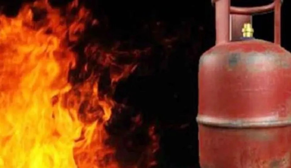সিলিন্ডারের পাইপে আগুন! মুহূর্তে আগুনের গ্রাসে চলে গেল গোটা বাড়ি