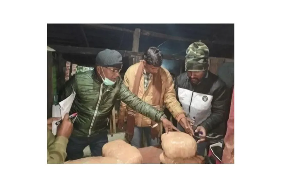 যাত্রীবাহী বাস থেকে ১১ কেজি গাঁজা বাজেয়াপ্ত করল পুলিশ