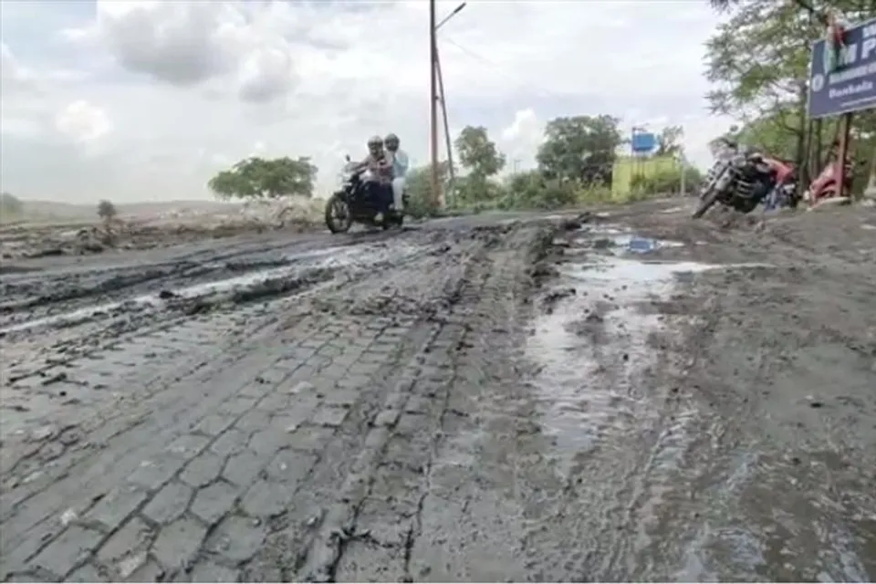 ইসিএলের কয়লা পরিবহনের জেরে ভেঙেছে রাস্তা বাড়ছে দুর্ঘটনা