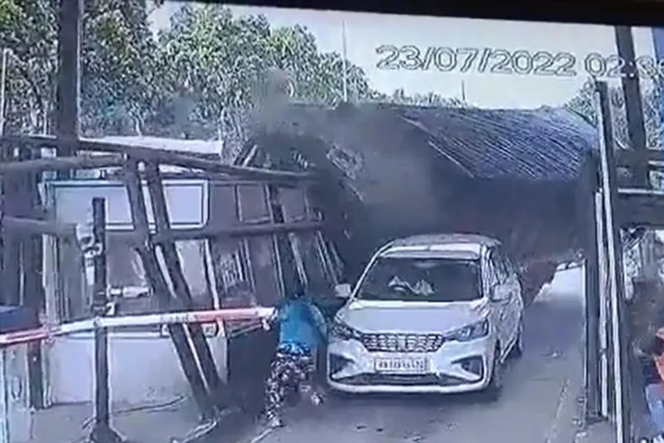 প্রাণের তোয়াক্কা না করে কর্মীকে উদ্ধার করলেন যুবতী